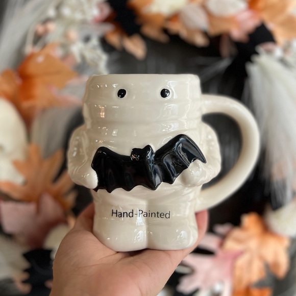 LAST ONE✨NEW🦇Mummy Holding Bat Halloween Mug🖤 - Picture 1 of 8